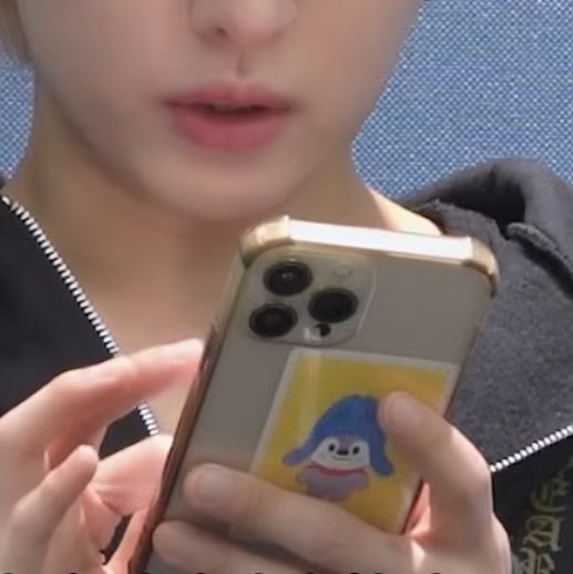minhotpudin's tweet photo. Chan firmando una pc minchan y Minho con una funda de wolfchan, SON NOVIOS 🚬 https://t.co/blQfXcm6j4