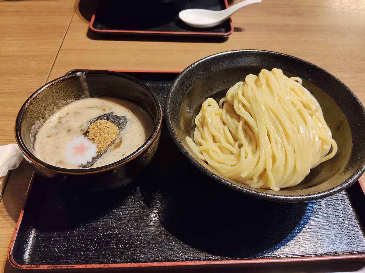 gensoukan's tweet photo. 職場近くのラーメン屋さん
同僚「食うと腹壊すんよねー」
俺「そんなん君だけじゃないのー？」

で、昨晩食ったんですけどめちゃウマ！　また食いたい。

1時間後
俺「お腹痛い」
嫁「ホントに壊してるやん」
俺「いや、冷えただけだと・・・思いたい」

まあ、また食いにいきますけど。 https://t.co/rHZSvxMucg