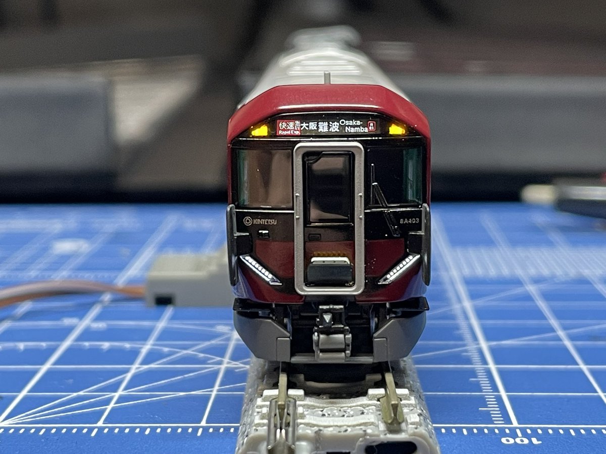 longtourer's tweet photo. ポポンデッタの近鉄8A系、バラした8A403は組み戻し。
ライト不点灯で、何度か組み直したorz。
前照灯のプリズムは裏側からの黒印刷だが、点灯すると断面が光って丸見えになるので、プリズムの断面部分を黒塗りした方が良いだろうな。 https://t.co/fVmmP8fHdO