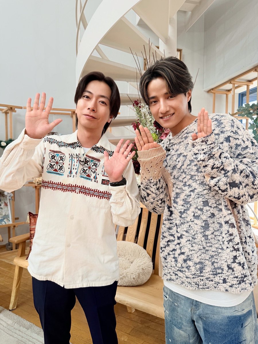 jr_official_X's tweet photo. 今日の『 #サタデーファンキーズ 』にB&amp;ZAIより
#鈴木悠仁 がスタジオゲストとして生出演いたしました👦🏻🧡

#サタファン をご覧いただいた岩手の皆さま、ありがとうございました👀⚡️

📷MCを務める #河合郁人 さんとのオフショットをお届け🎸

#BandZAI https://t.co/cnF8Dnvns3