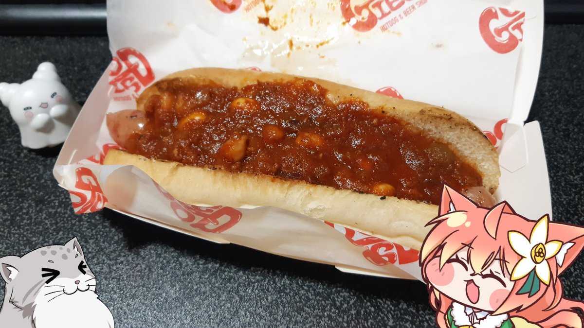 haruxnyan's tweet photo. キッチンカーでチリドッグを購入！

1000円でちょっと高いなと思ったらチリコンカンたっぷりの大ボリューム！！ https://t.co/zlJcs3q1O4