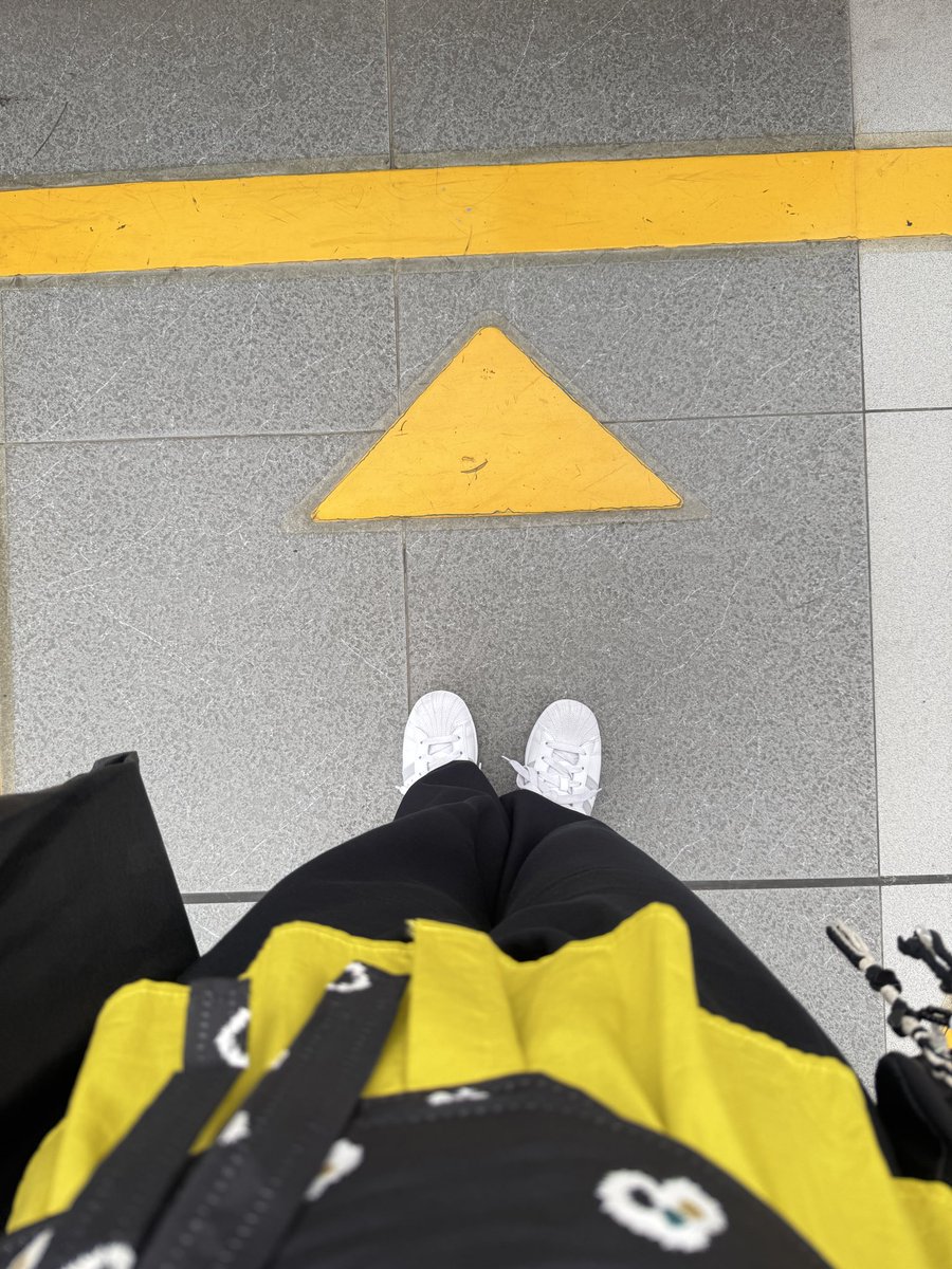 greysonkw's tweet photo. kadang tuh kalo mau jalan terus di buru2in naik mrt kepikiran when yhhhh bisa santai nunggu jemput di rumah ga grabag grubug takut doi dtg duluan (karna klo dia nunggu lama dia marah bgt) https://t.co/n6o6WUcgl8