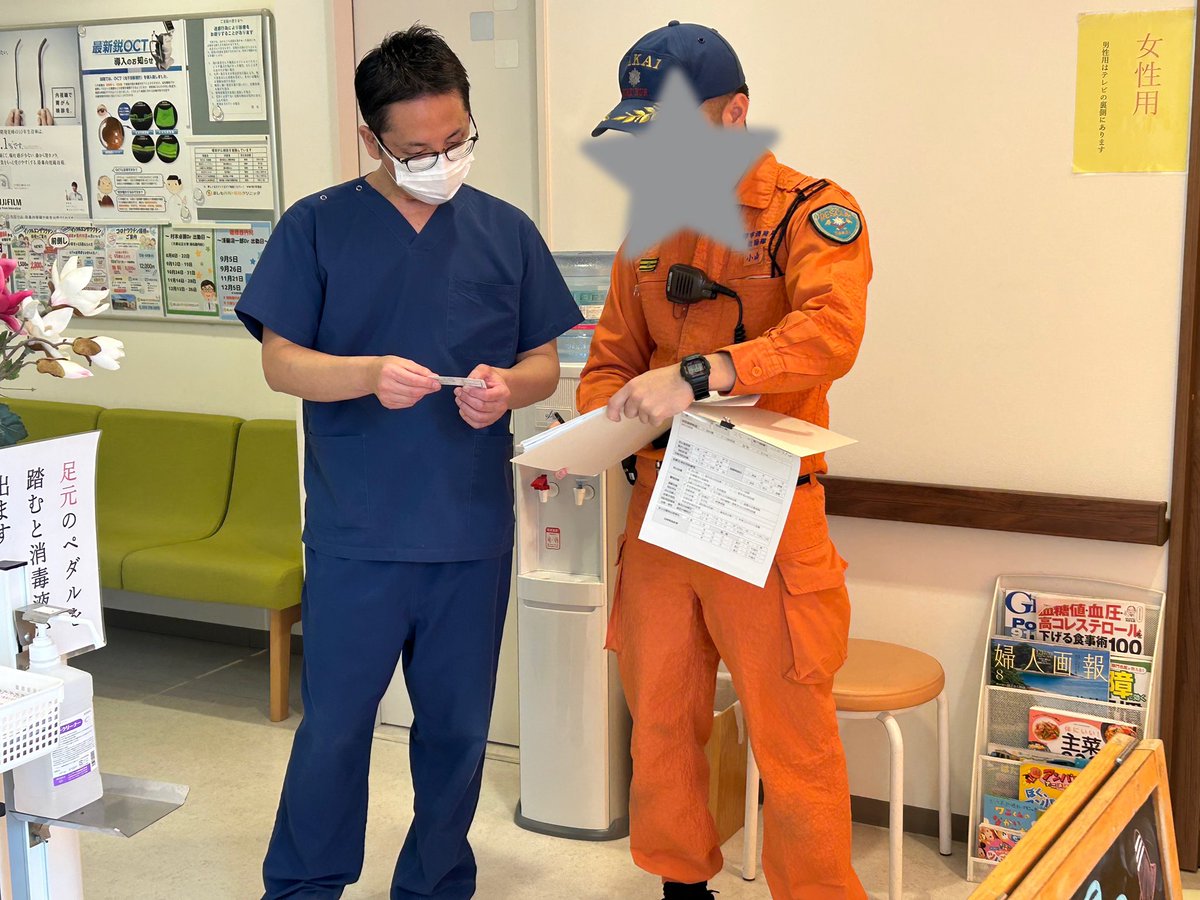 mashimoclinic's tweet photo. 🚒✨ 堺市消防局の皆さまが当院に来てくださいました！ ✨🚒

こんにちは😊
ましも内科眼科クリニックです🏥

先日、堺市消防局の皆さまにお越しいただき、院内の消防設備や安全面について確認していただきました！🚒🧯

当日は、消防隊員の方々と院長が一緒に院内を回り、設備の確認や説明を受けました。

今回はその様子を写真とともにご紹介します📸✨

🧯 もしも院内で火災が発生したら…？

クリニックには、さまざまな患者さまが来院されます。

体調が優れない方や、移動にお手伝いが必要な方もいらっしゃるため、万が一の際にも安全に避難できる環境づくりがとても大切です。

火災や災害は、いつ起こるかわかりません。

だからこそ、普段から消防設備の確認や防災意識を高めておくことが重要だと改めて感じました。

👨‍⚕️ 院長も消防隊員の皆さまと一緒に確認！

消防隊員の皆さまから丁寧に説明していただき、院内の安全対策について改めて考える貴重な機会となりました。

患者さまに安心して通院していただくためには、適切な診療を行うことはもちろん、院内の安全を守ることも大切です。

当院では、万が一の緊急時にも落ち着いて対応できるよう、スタッフ一同、防災意識を持って取り組んでまいります。

🚒 堺市消防局の皆さまへ

お忙しい中、当院にお越しいただき、ありがとうございました！

地域の皆さまの命と安全を守るため、日々活動されている消防隊員の皆さまに心より感謝申し上げます✨

これからも、ましも内科眼科クリニックは、地域の皆さまが安心して受診できるクリニックを目指してまいります😊

皆さまもこの機会に、ご自宅や職場の消火器の場所や避難経路を確認してみてはいかがでしょうか？🧯

🏥 ましも内科眼科クリニック
📍大阪府堺市中区八田西町2-6-46
📞072-276-5070

#堺市内科　#堺市消防局