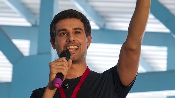TheByline24's tweet photo. Delhi Police have arrested popular YouTuber Dhruv Rathee, who came to India to participate in the Cockroach Janata Party (CJP) protest

#Dhruvrathee #cjp #protest #india
#jmconlinemojo #MoJoJamil https://t.co/5jqEWNO6qM