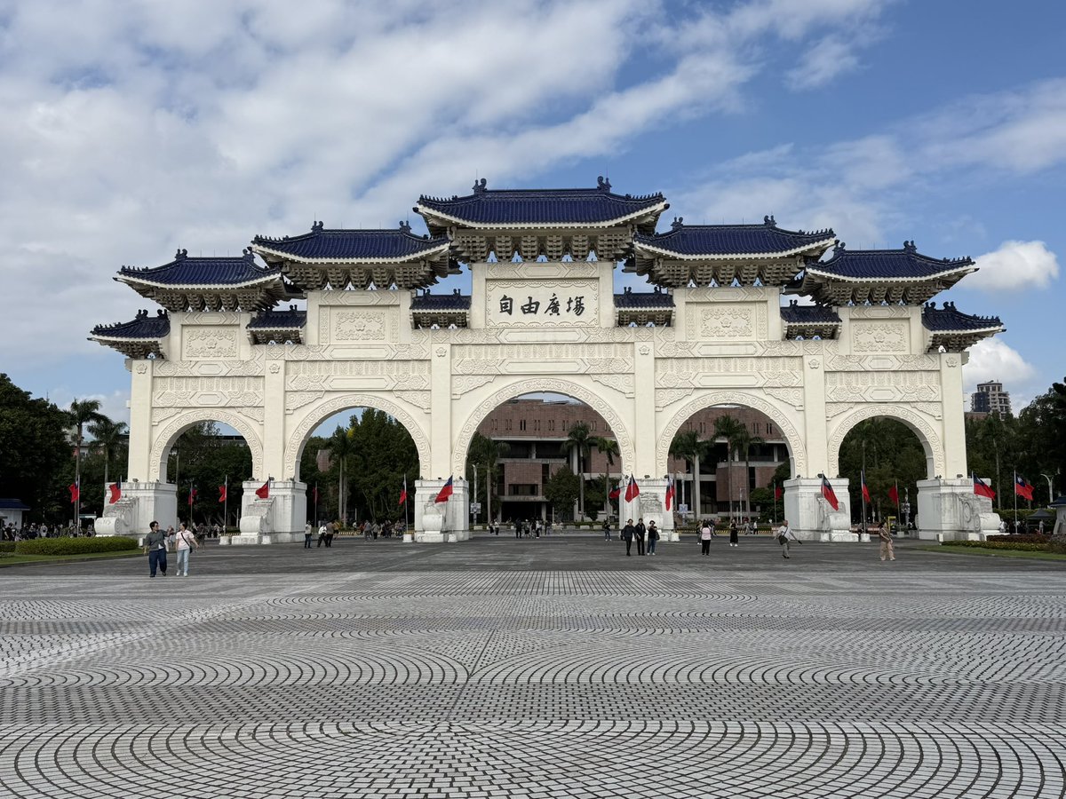nao914tra's tweet photo. 🇹🇼台湾旅行2日目！
今日は台北の「中正紀念堂」へ！🏛️

自由廣場の巨大な門や
壮麗な建築物は圧巻でした！😳✨

館内では蒋介石の銅像や執務室、
歴代の公用車を見学👀

#中正紀念堂 https://t.co/XSK7zOkxGV