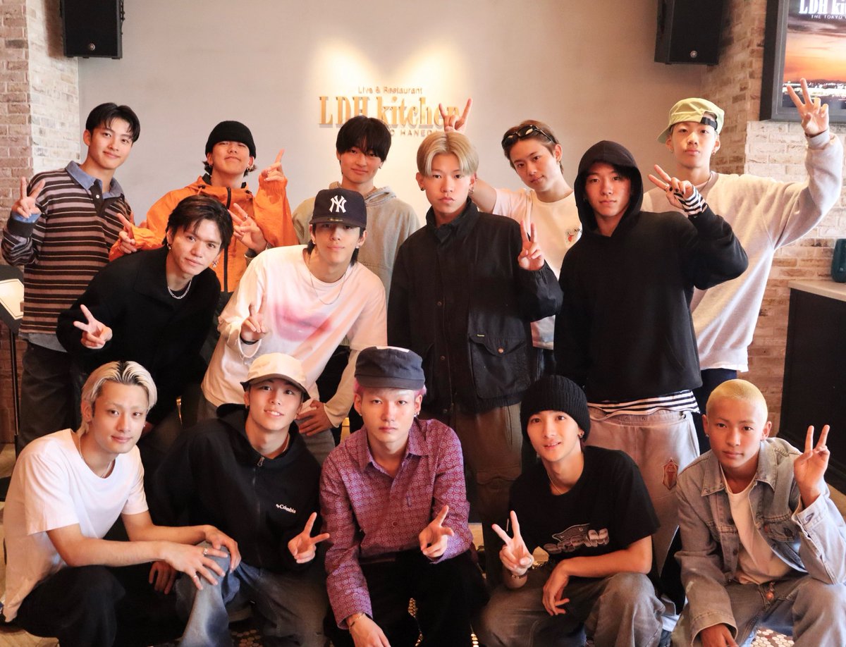 ldh_scream's tweet photo. ◥◣ 本日開催!! ◢◤
𝗟𝗗𝗛 𝗦𝗖𝗥𝗘𝗔𝗠 𝗦𝗣𝗘𝗖𝗜𝗔𝗟 𝗦𝗘𝗦𝗦𝗜𝗢𝗡!𝟮 -𝗩𝗼𝗹.𝟭-
1部：13時~ / 2部：18時~
LDH kitchen THE TOKYO HANEDA

D.LEAGUE 26-27が開幕し初となるファンミーティング❤️‍🔥
会場ではグッズ販売も行います🛍️
本日も楽しみましょう！

￣￣￣￣￣￣￣￣￣￣￣￣￣￣
[📣]グッズ販売情報
🗓️10/10(日)12:00-13:00 / 17:00-18:00
📍イベント会場内

※イベントに参加される方のみご購入可能です。
※開場後の販売となりますので、受付時間前の待機等はご遠慮ください。

#LDHSCREAM