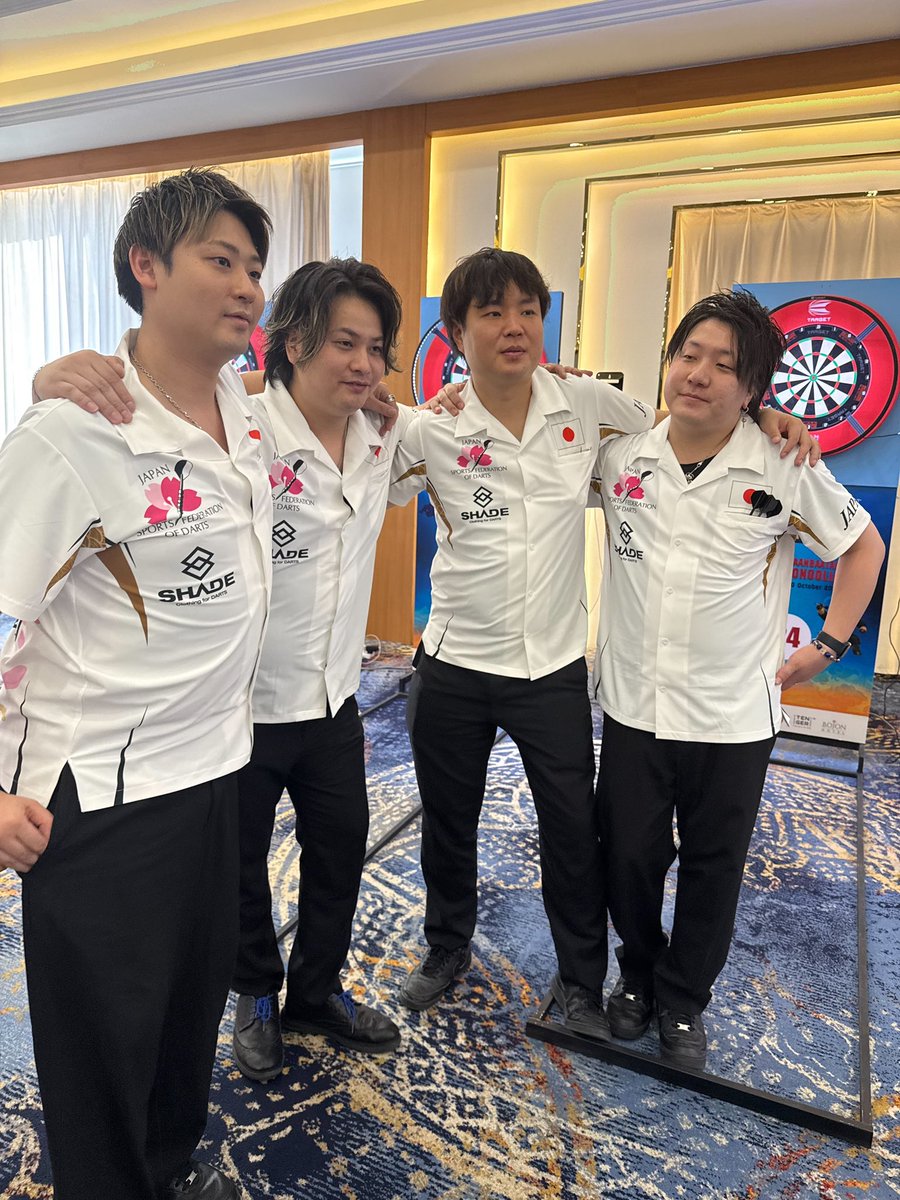 UnicornDartsJP's tweet photo. 📣 GAME RESULTS & MATCH UPDATE

21st WDF ASIA-PACIFIC CUP 🇲🇳

【GAME RESULTS】

🇯🇵 有原竜太選手
🎯 OPEN SINGLES｜BEST4
🎯 OPEN PAIRS｜BEST4
有原竜太・金子ペア

そして本日10月10日、
日本代表として団体戦の決勝🇯🇵

🏆 OPEN TEAMS｜FINAL

頂点���であとひとつ！
日本代表への熱いご声援をよろしくお願いいたします🦄🔥

ONE MORE TO GO.
LET’S GO, TEAM JAPAN! 🇯🇵

▼ LIVE SCORE
https://t.co/heCQWd3Rtk

#Unicorn
#UnicornJapan