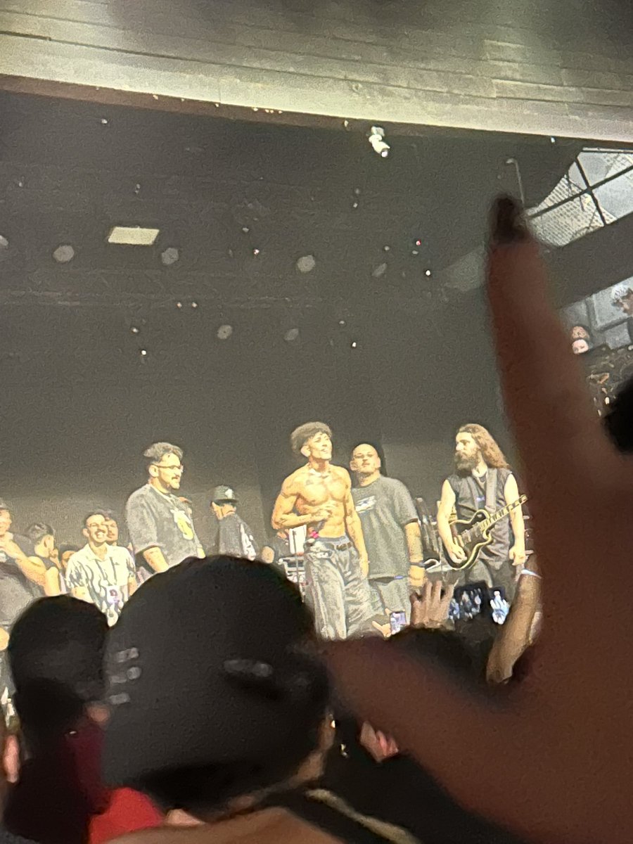 bakugouvirjola's tweet photo. fazendo o L no show do anirap ✌🏻 https://t.co/liX9Iwi453