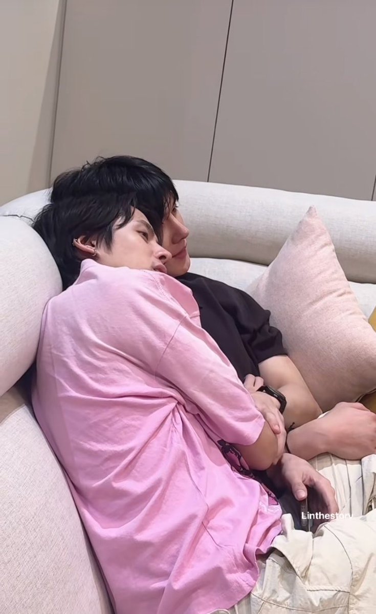 YaMaPear's tweet photo. POV when you have a clingy boyfriend 💁🏻‍♀️

#TeeHeng #TeeBoonyakait #Hengmarkii https://t.co/iG7KWIt9kZ
