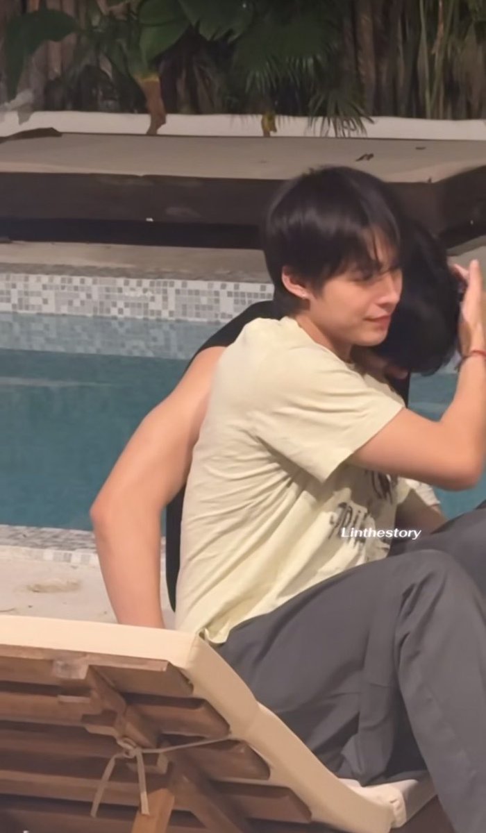 YaMaPear's tweet photo. POV when you have a clingy boyfriend 💁🏻‍♀️

#TeeHeng #TeeBoonyakait #Hengmarkii https://t.co/iG7KWIt9kZ