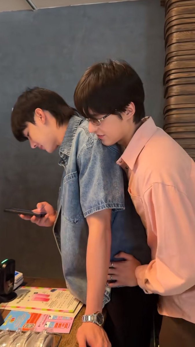 YaMaPear's tweet photo. POV when you have a clingy boyfriend 💁🏻‍♀️

#TeeHeng #TeeBoonyakait #Hengmarkii https://t.co/iG7KWIt9kZ