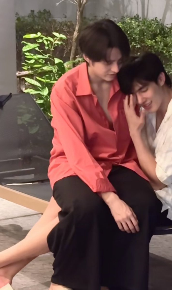 YaMaPear's tweet photo. POV when you have a clingy boyfriend 💁🏻‍♀️

#TeeHeng #TeeBoonyakait #Hengmarkii https://t.co/iG7KWIt9kZ