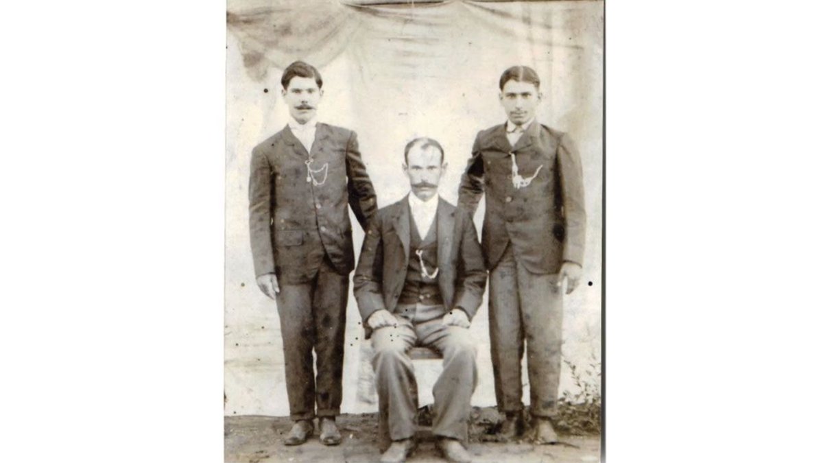 krgarner1's tweet photo. 🎃 What secrets are hiding in your ancestors’ photographs? The cameras they used can reveal clues about when and how family pictures were taken. Explore this fascinating genealogy webinar!

https://t.co/bA6ZBsgcs0
#Genealogy #FamilyHistory #OldPhotos #GenealogyWebinars #Halloween https://t.co/LedysmwPzJ