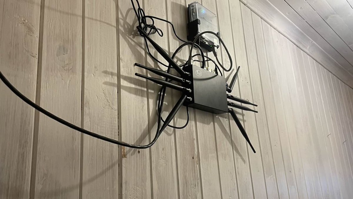 sinovoip's tweet photo. Running Infix on Banana Pi BPI-R4 Router board
https://t.co/GdMGuu757O
#networking #opensource #homelab #embeddedsystems #linux #netconf #yang #iot #buildroot #wifi #homeautomation #router #industrialautomation https://t.co/nglIwRgg4y