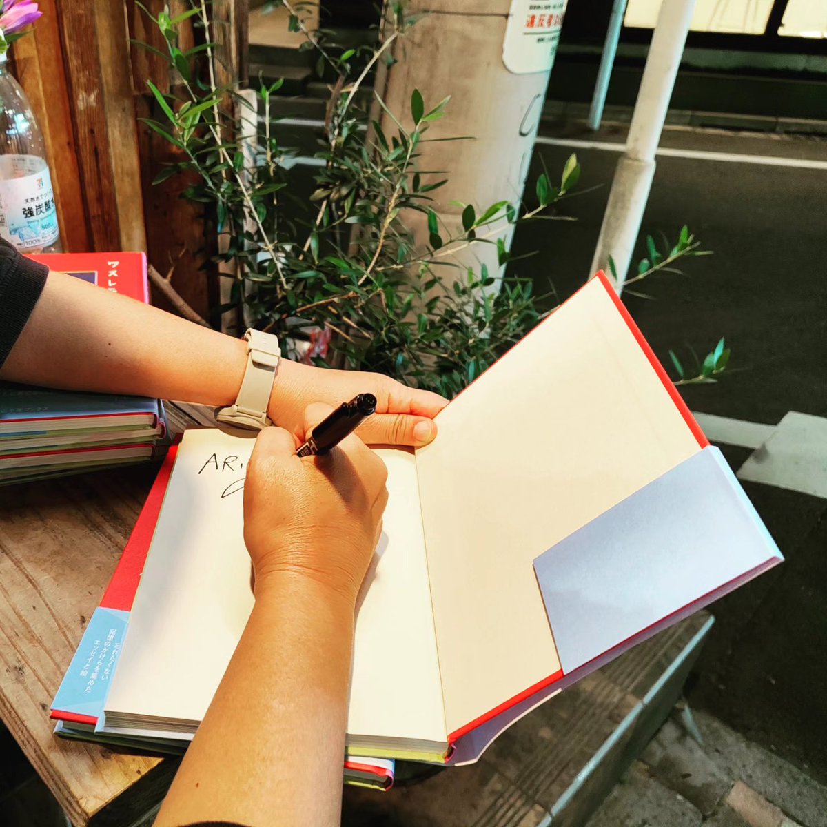 iokawauchi's tweet photo. ワイフの新刊『ワスレモノ、サガシテマス』発売！！！

この本は、ワイフの妹のさっちゃんが立ち上げたひとり出版社「山小屋ブックス」から刊行されたのだ！

ワイフが共同通信で連載していたエッセイをまとめたもので、連載時、一緒に掲載された挿絵も収録されている。

この挿絵を描いたのが、コバヤシエツコ。そう、ワイフの著書一作目『パリでメシを食う。』に「エツツ」として登場するパリ在住の画家だ。

いまエツツが一時帰国中で、10/8〜10/12まで恵比寿のギャラリー山小屋で『ワスレモノ、サガシテマス』の挿絵を中心とした作品を展示中！

僕は昨日観に行ったけど、どの作品も独特の世界観があって、眺めていると不思議の国に迷い込んだような気持ちになる。その空気感は、冷たくよそよそしいのに、たまにすっごく温かいパリの風に通じているのかもしれない。

今日から3日間、東京は小春日和が続くみたいだから、ぜひ恵比寿までパリの風を感じに来てほしいなあ！

エツツは連日在廊しているし、ワイフも期間中は毎日顔を出すそう。もちろん新刊も購入できて、ふたりからサインをもらえるレアなチャンス！

そして、この展示は10/17（土）から福岡のブックスキューブリックへ大移動！

17日の夜には、ワイフとエツツのトークイベントもあります。エツツはほんとに朗らかにゆるーい感じで、楽しい人なんだ。ふたりのトークを楽しんでほしい！
↓
『ワスレモノ、サガシテマス』発売記念
川内有緒さん・コバヤシエツコさんトークイベント

日　時：2026年10月17日（土）19時00分スタート（18時30分開場）
会　場：カフェ＆ギャラリー・キューブリック（福岡市東区箱崎1-5-14　ブックスキューブリック箱崎店2F）
※イベントのリンクは下のツリーに！

#ワスレモノサガシテマス
#川内有緒
#コバヤシエツコ
#ギャラリー山小屋
#ブックスキューブリック