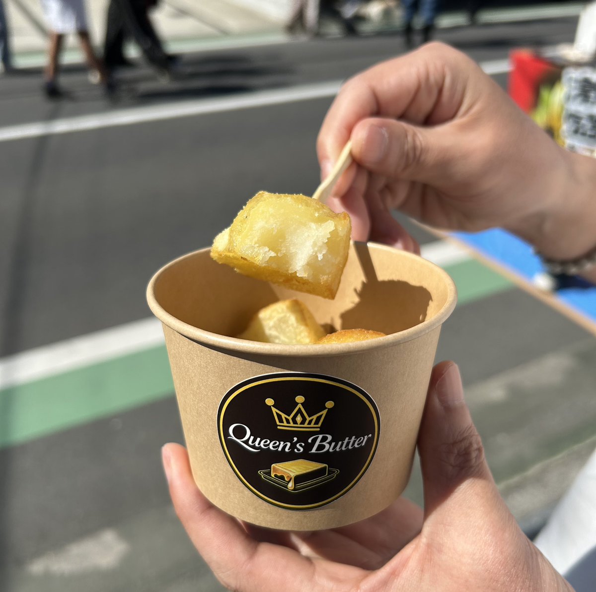 jmbts_54ka's tweet photo. お祭りやってる近くに用があって行ったら
食べたかった揚げポテト屋さん出店してた✨
揚げじゃがバターめちゃくちゃ美味しかったし
お店の方が私のHIGHLANDの🧢見てジミンペンですか？って聞いてくれて嬉しすぎた！
Queen's Butterのテテペンさんありがとう
また絶対行きますー😊 https://t.co/JWE3L0JeuK