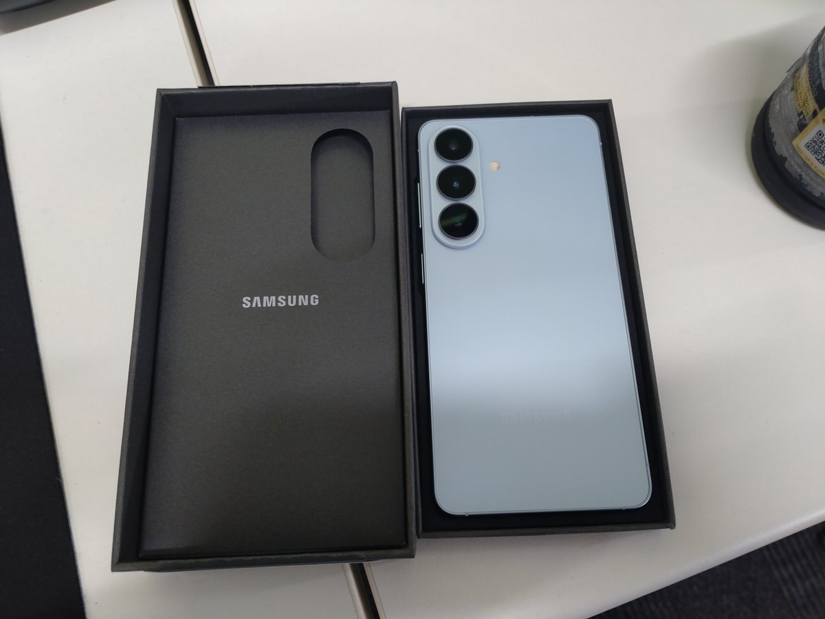 hkfz1's tweet photo. GalaxyS26来たー。
電池ないぢら https://t.co/aNudd2Xy4j