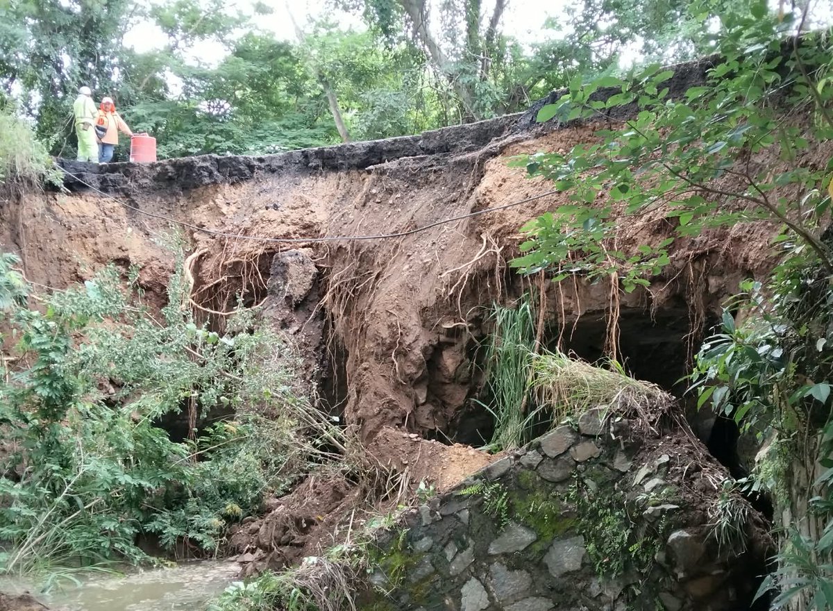 jalisco_sict's tweet photo. El Centro #SICTJalisco hace un llamado a la población a #evitar traslados por #carretera y no intentar cruzar #Ríos, #arroyos o #cauces, en la zona #costa del estado, por los efectos que causará el Huracán "Simón".
#CuidaTuVida
Protección Civil Jalisco
Guardia Nacional
#SICT https://t.co/vYj2WhfjTn