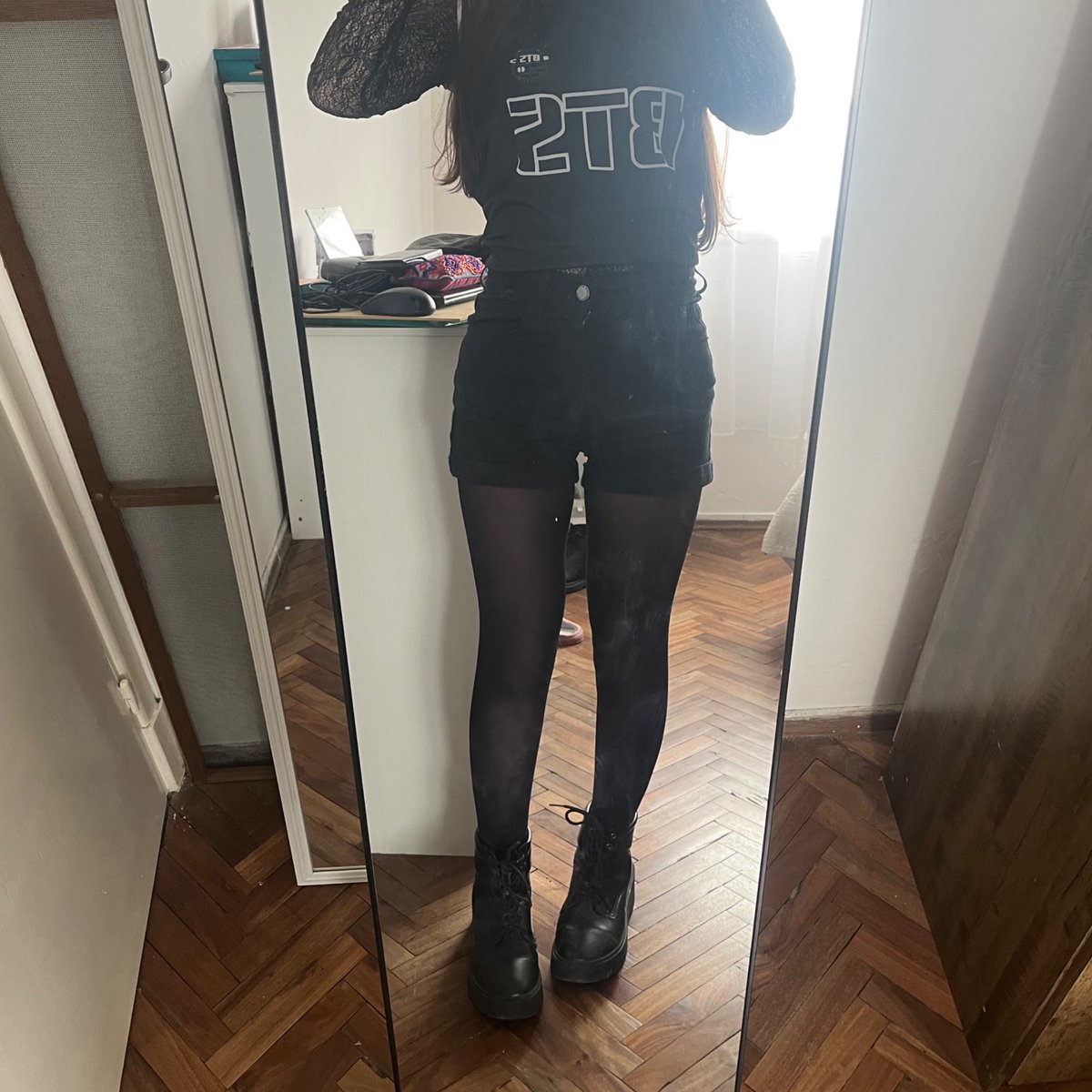 koosmos_mel's tweet photo. Que opinan de mi outfit para el 23 armys de mierda,con botas bajas o largas?👀 https://t.co/rH6sDkCVDk