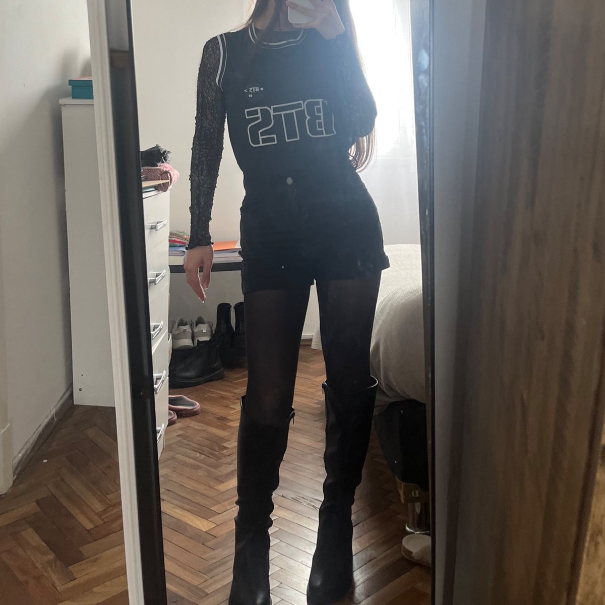 koosmos_mel's tweet photo. Que opinan de mi outfit para el 23 armys de mierda,con botas bajas o largas?👀 https://t.co/rH6sDkCVDk