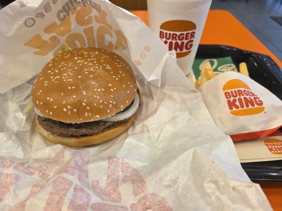 konmay666's tweet photo. ピックルボールバーガー食べた
ピクルス11枚の満足感！
ソースも美味しかった！ https://t.co/bQ5JdSJ2Ls
