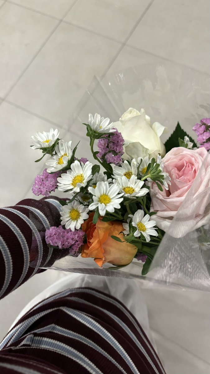 aelyraxa's tweet photo. the prettiest mix of flowers I ever gotten ♡ https://t.co/VOE457g1IJ