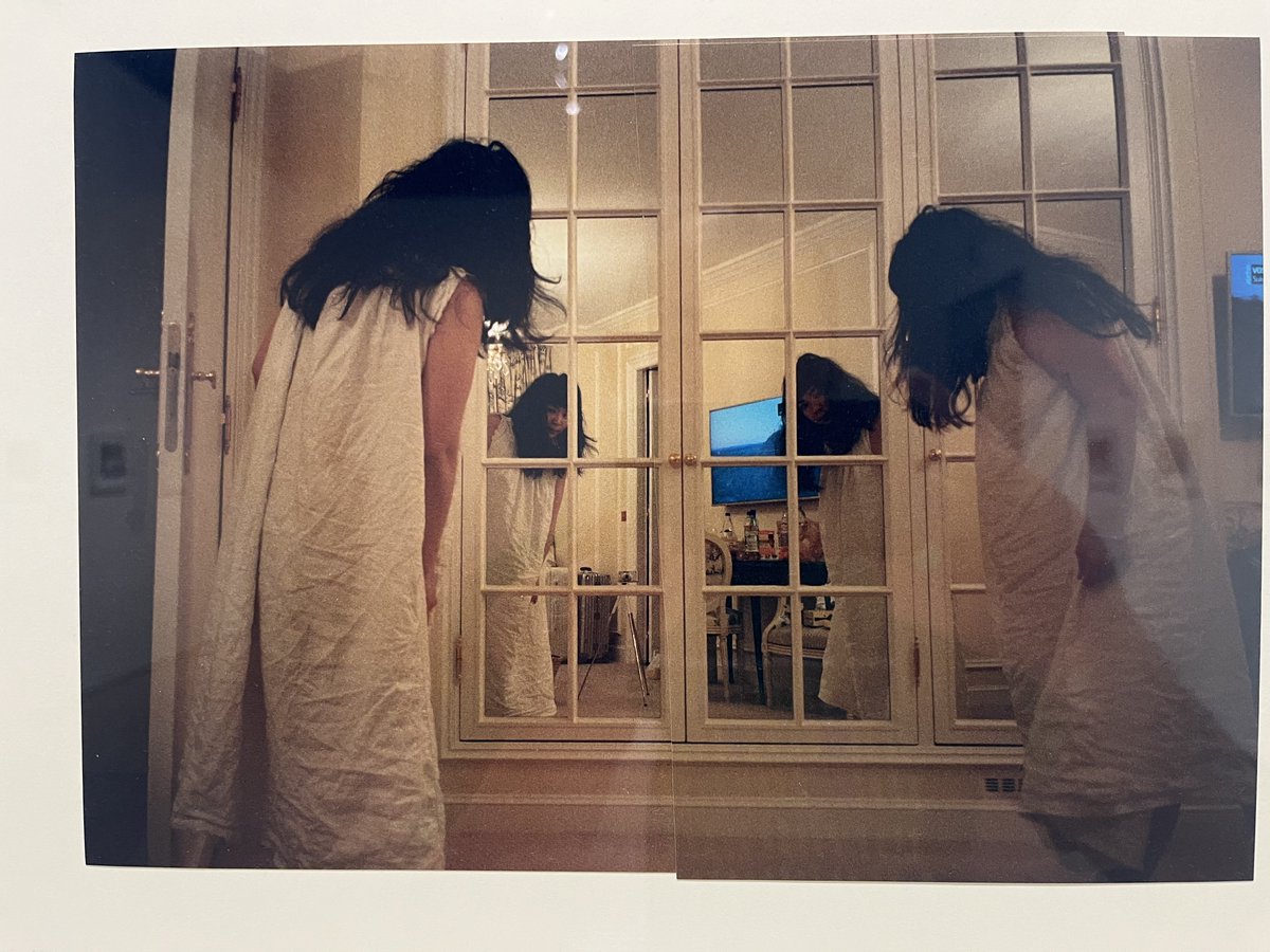 wellstowe's tweet photo. fumiko imano《mirroring/paris/2021》〈le fumistol〉より

実際をみると、ハンドメイド（鋏と糊？）でモンタージュがされている。 https://t.co/3sOJ1qtdIw