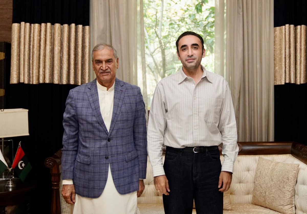 MeharFa04147812's tweet photo. کراچی: پاکستان پیپلزپارٹی کے چیئرمین بلاول بھٹو زرداری سے پاکستان پیپلز بیورو کے انچارج چوہدری منظور نے بلاول ہاؤس میں ملاقات کی اور پیپلز لیبر بیورو کی کارکردگی سے متعلق رپورٹ پیش کی
@BBhuttoZardari
@Ch_ManzoorAhmed https://t.co/7uRIhZ71uR