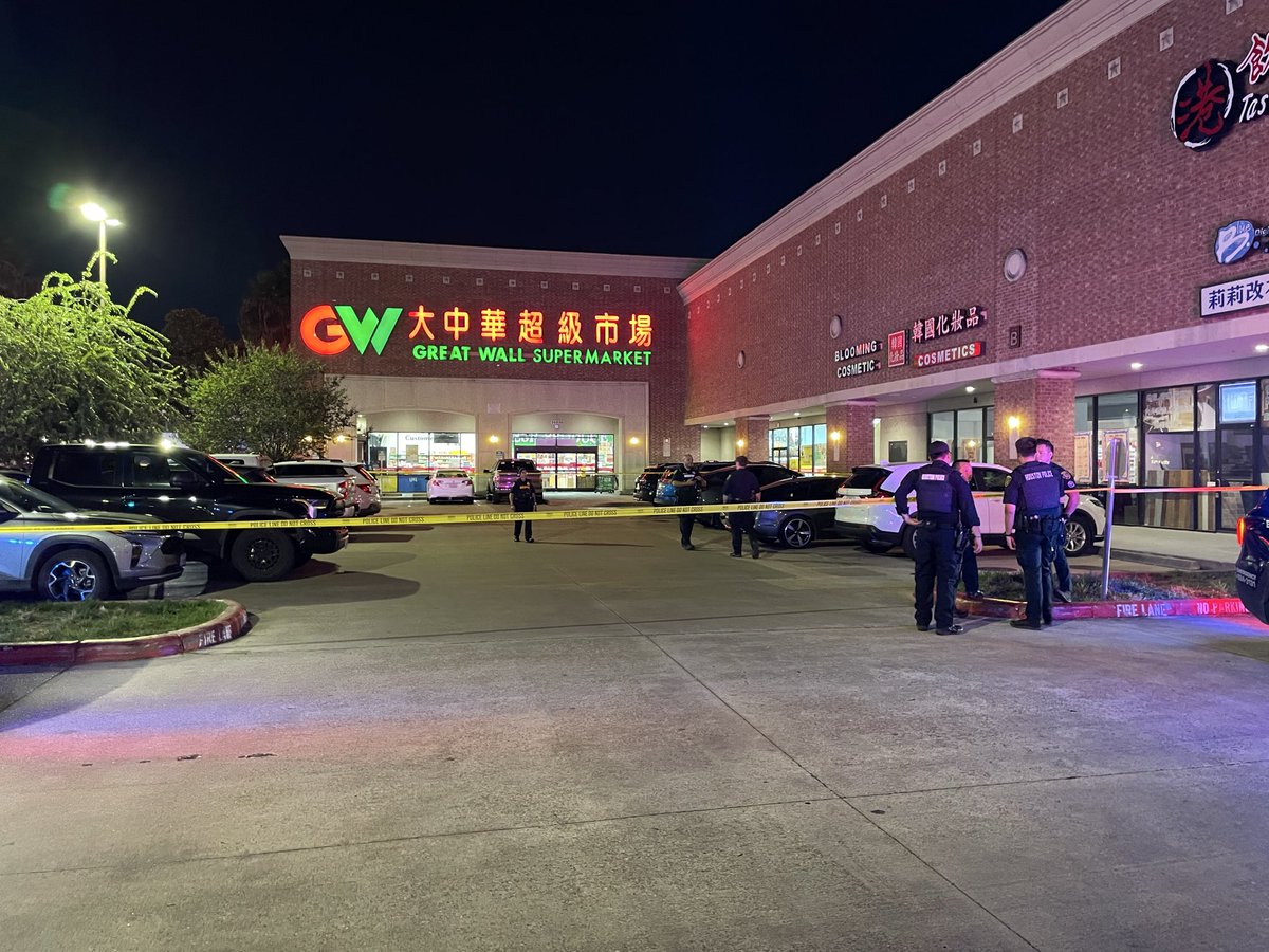 houstonpolice's tweet photo. Westside officers are at 9800 Bellaire. Two adult males transported in critical condition. No suspects at large or threat to the public. 202 https://t.co/niiztIOlnF