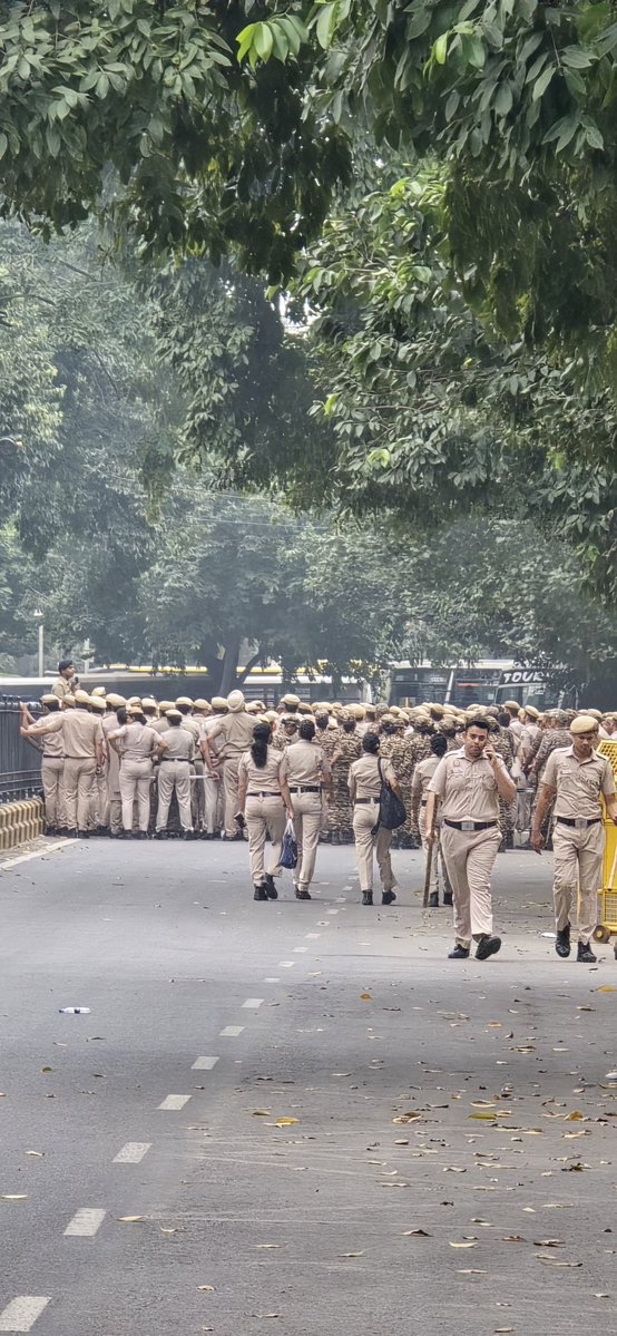 Sunilpahlwan's tweet photo. दिल्ली का अशोका रोड बना छावनी।
चारों तरफ़ डर का माहौ��।।

10 October 7:30 am कि ये तस्वीर Election Commission के मुख्यालय के सामने की। https://t.co/tvi05oFgvF