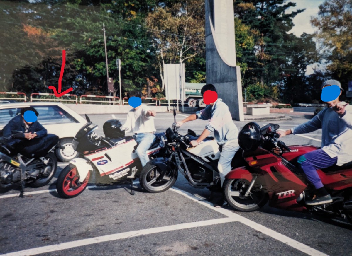 horifp's tweet photo. こちらの画像、バイクを跨いでいる赤モザイクのが筆者。
バイクは友人のもので自分はマイカー。
赤矢印の白色コルサ（昭和63年製）がそれ。
12年乗っていた思い出ある愛車です https://t.co/5zvTGpvlma