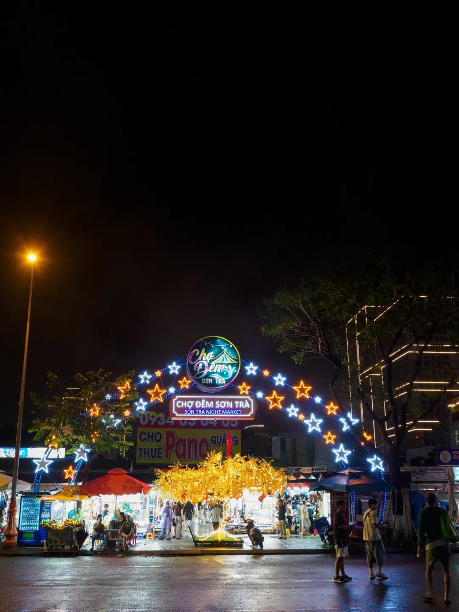 draculaboys's tweet photo. Découvrez le marché nocturne de Da Nang : street food, souvenirs, ambiance animée et saveurs locales à la tombée de la nuit. https://t.co/hTUeruXkw6