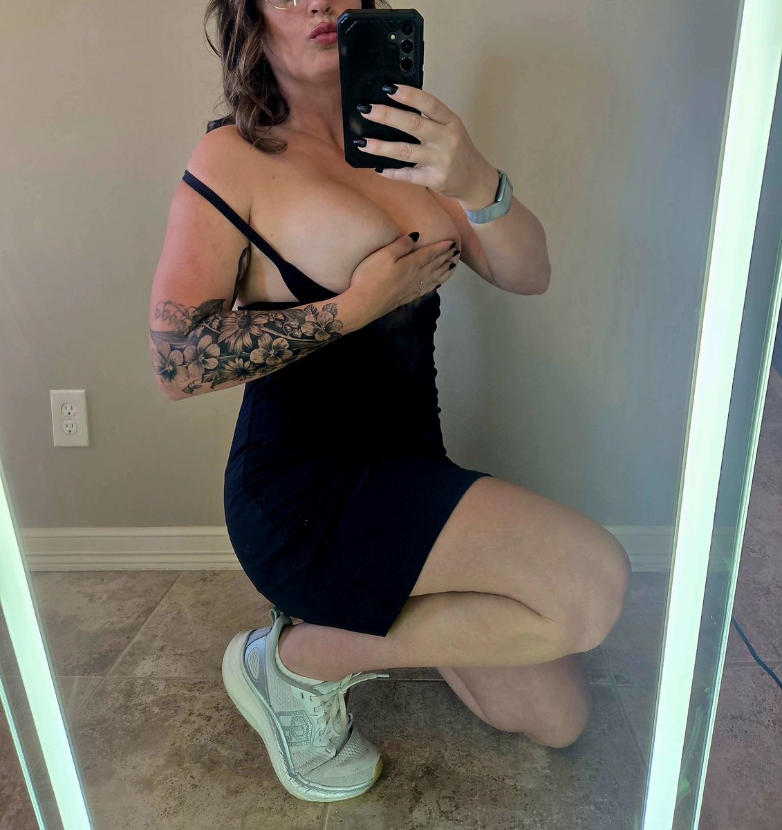 Just_Jessi94's tweet photo. Hope everyone is having great friday night! https://t.co/v6oA0Y3zpi