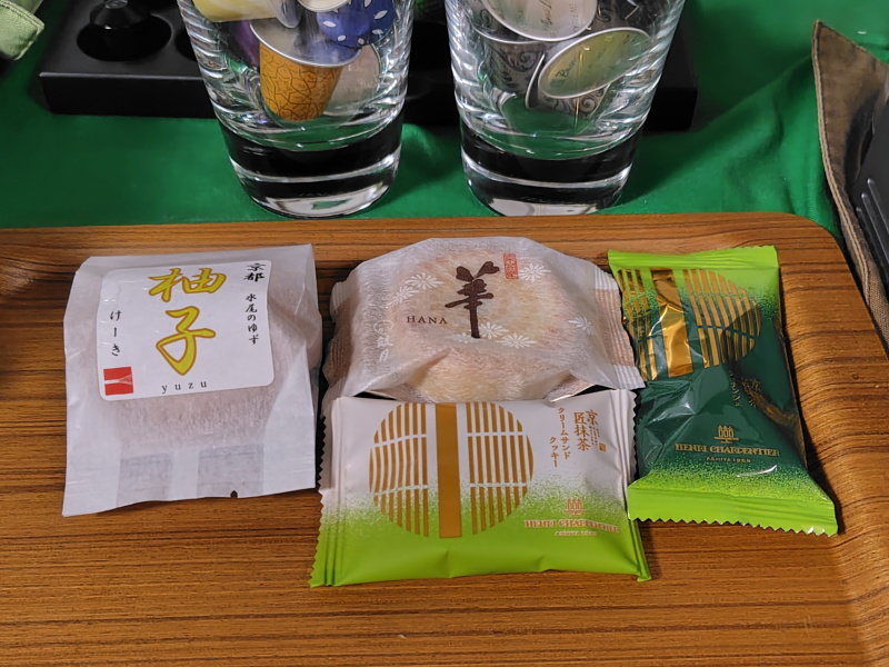 GOKIPRESSO's tweet photo. ☔マークが続きそうだったから
味見のためにいくつか買ったオヤツ。 https://t.co/TTsCgAQRmm