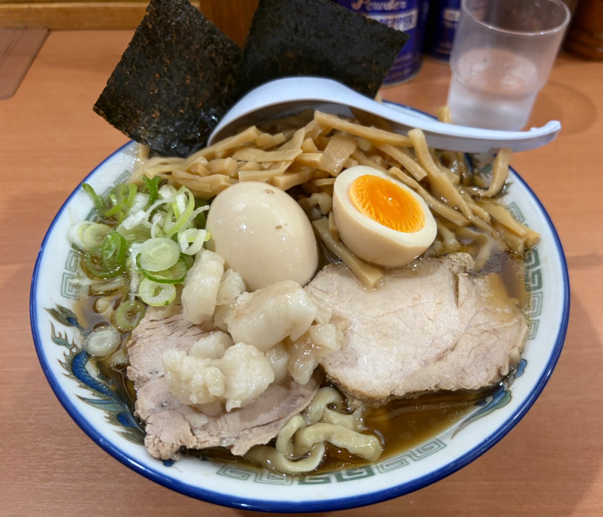 YOSOMONO_jp's tweet photo. ケンチャンラーメン山形に行ってきました
中華そば身入りメンマ味玉増し
澄んだ煮干しのスープがおいしい
麺は独特な食感の麺で好みが分かれそう
並でも食べ応えありました
帰りもめちゃめちゃ並んでました https://t.co/FWCAknaMZQ