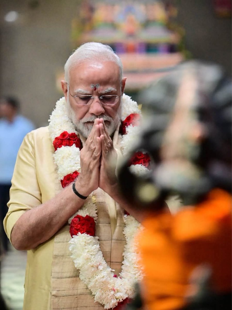 chakusameer's tweet photo. AURA इतना GOATed है कि 12 भारतीय विपक्षी पार्टियाँ, 3 पड़ोसी देश, अरबों डॉलर की विदेशी फंडिंग और एक खरबपति बिजनेसमैन सब उसे सत्ता से हटाने में लगे हैं।

लेकिन भाई आज भी पूरी मजबूती से डटा हुआ है। 💀🔥 https://t.co/EkcqMrSNwF
