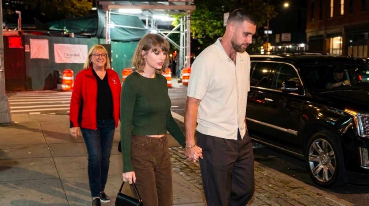 StylisticSwifti's tweet photo. Y’all am I tripping or did she chop her hair (again)??? https://t.co/fyBmTyUE57