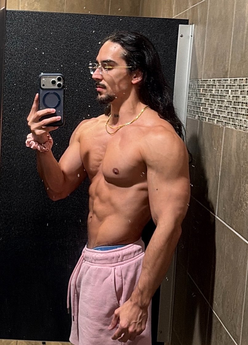 njemmizzie's tweet photo. do you like my pink scrunchie? https://t.co/pdWFshSUPZ
