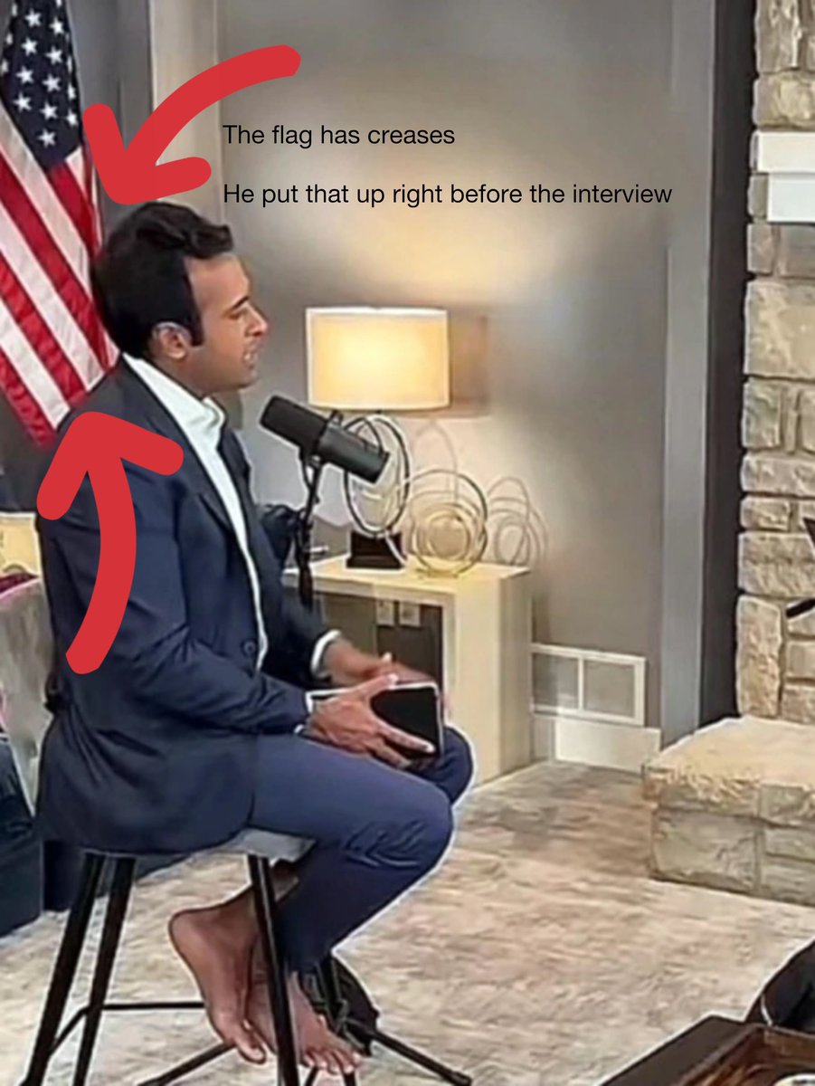 JL2026X's tweet photo. @NickJFuentes The American flag is a prop to Vivek 

He threw it away after the interview https://t.co/gaU5s9dYLF