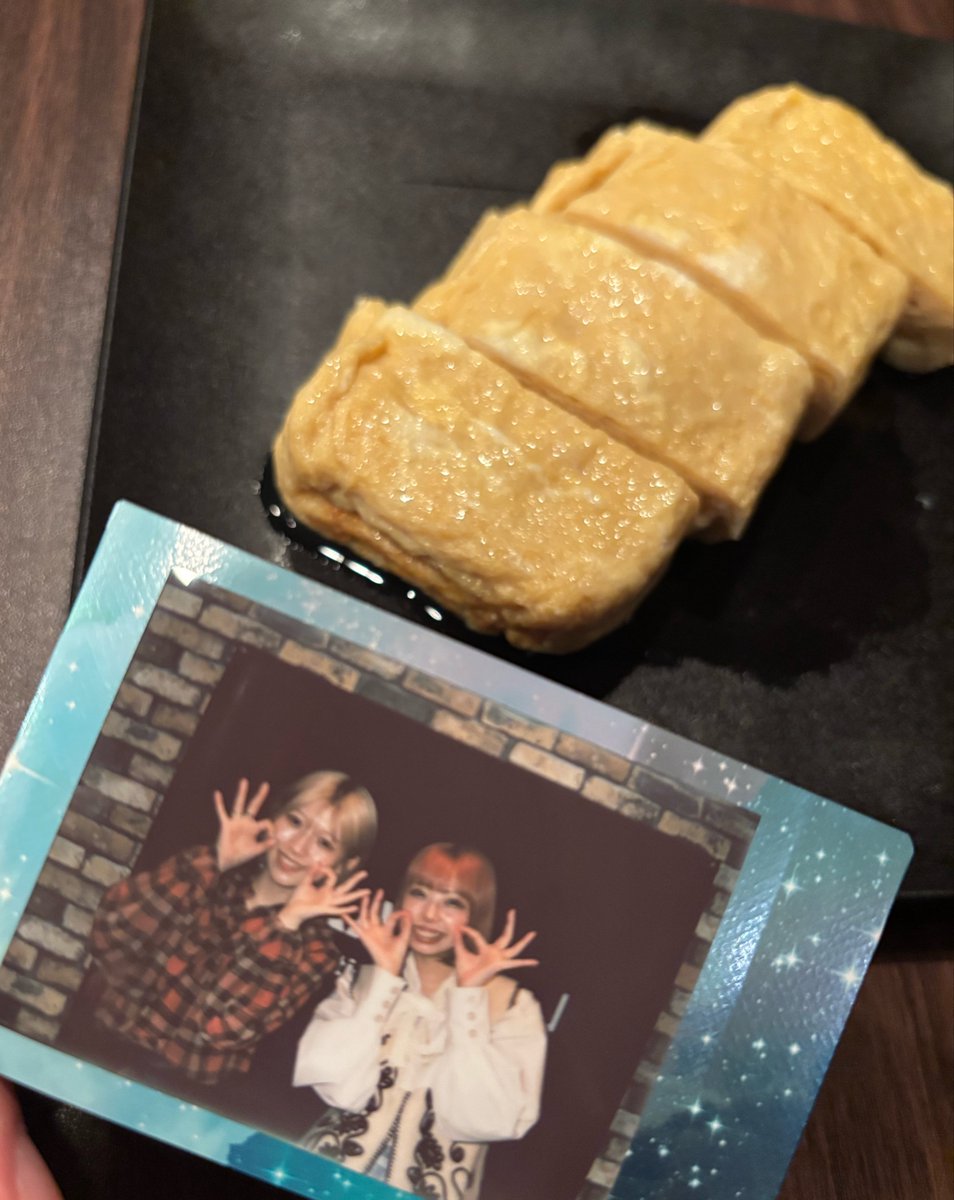 yumeno0423's tweet photo. 本日ゆめりさ出張企画！
おおさか日記💐🤍

今日でてるフード【だし巻き卵】先にいただきました🤤🥚
美味しすぎて一瞬でなくなった😭

なんと…限定10食です！
（ゆめりさが食べたので残り９食…すみませぬ…🥹笑）
はやいものがち！500円です！ぜひ😆🫶🏻

ひと足先にチェキ飯もしてみたよ🥰

ゆめりさチェキも販売（後物販）するのでゲットしてね🩵