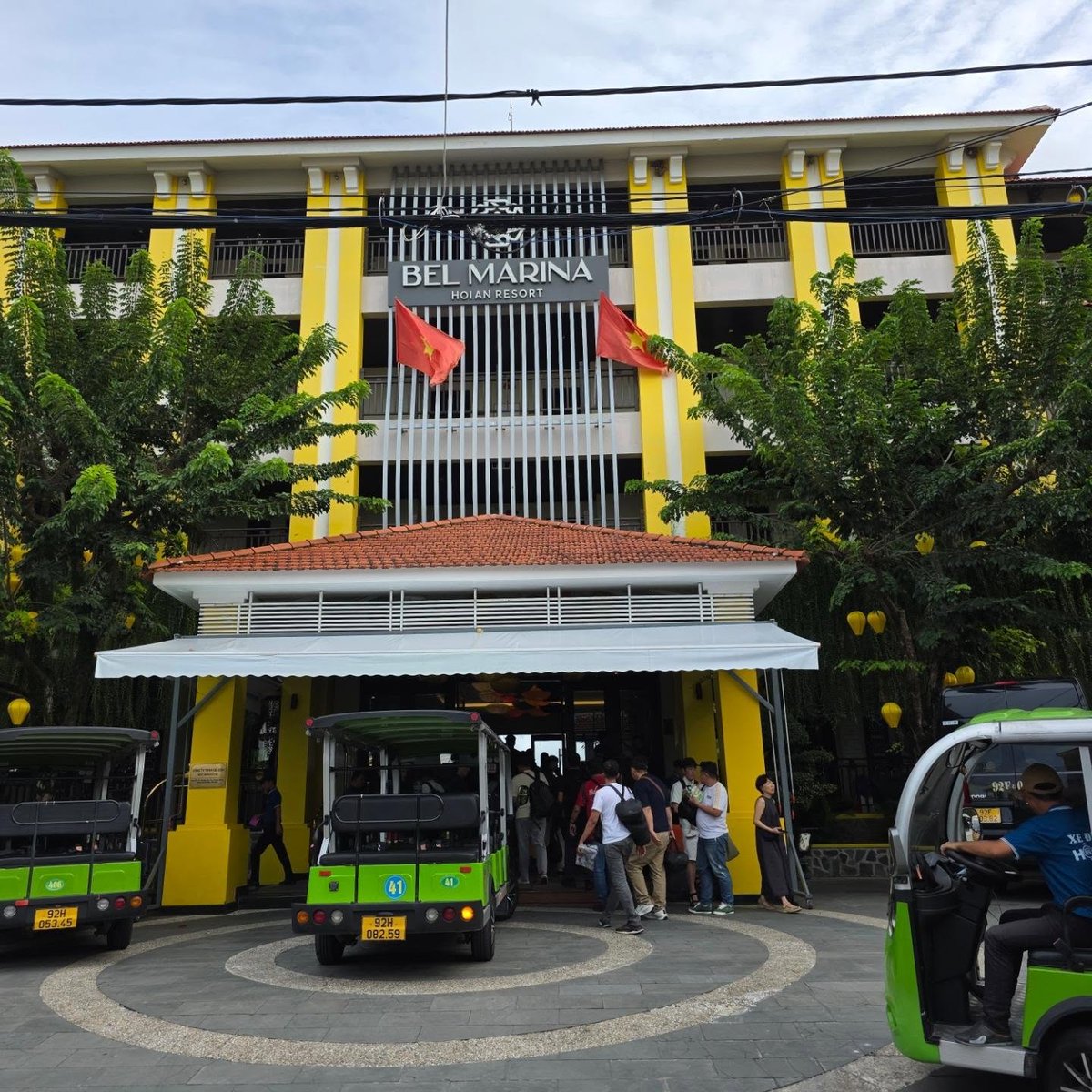 geiciane9's tweet photo. Tersesat di Hoi An adalah pengalaman paling menyenangkan. Siang hari memikat dengan arsitektur kuning mustard, malamnya berubah jadi lautan lampion. Hangat, hidup, dan magis di setiap sudut. https://t.co/Qi7UpdR4Ht