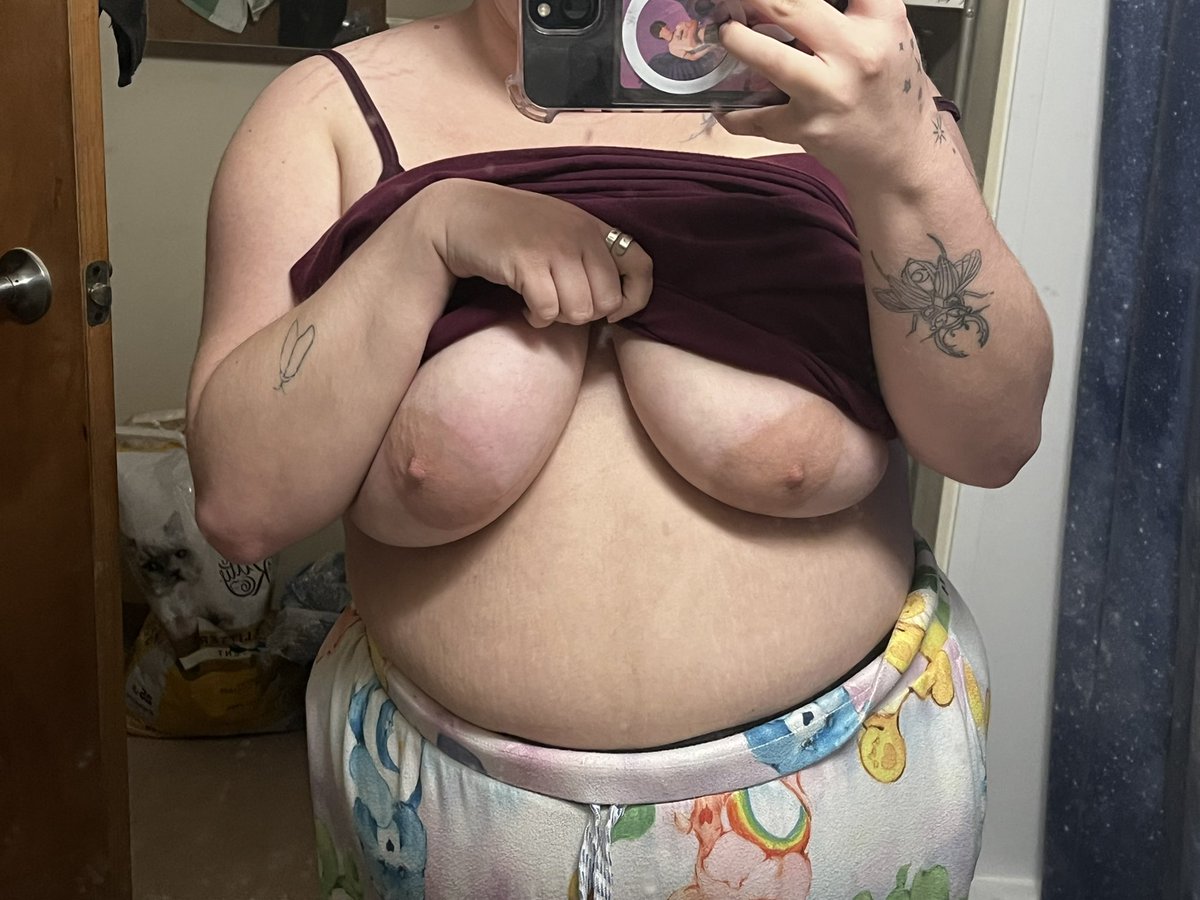 pink_kisses_k's tweet photo. My tits are begging to be played with #nsfw #nsfwtwt #kink #boobs #petplay https://t.co/t3mM83mFpg