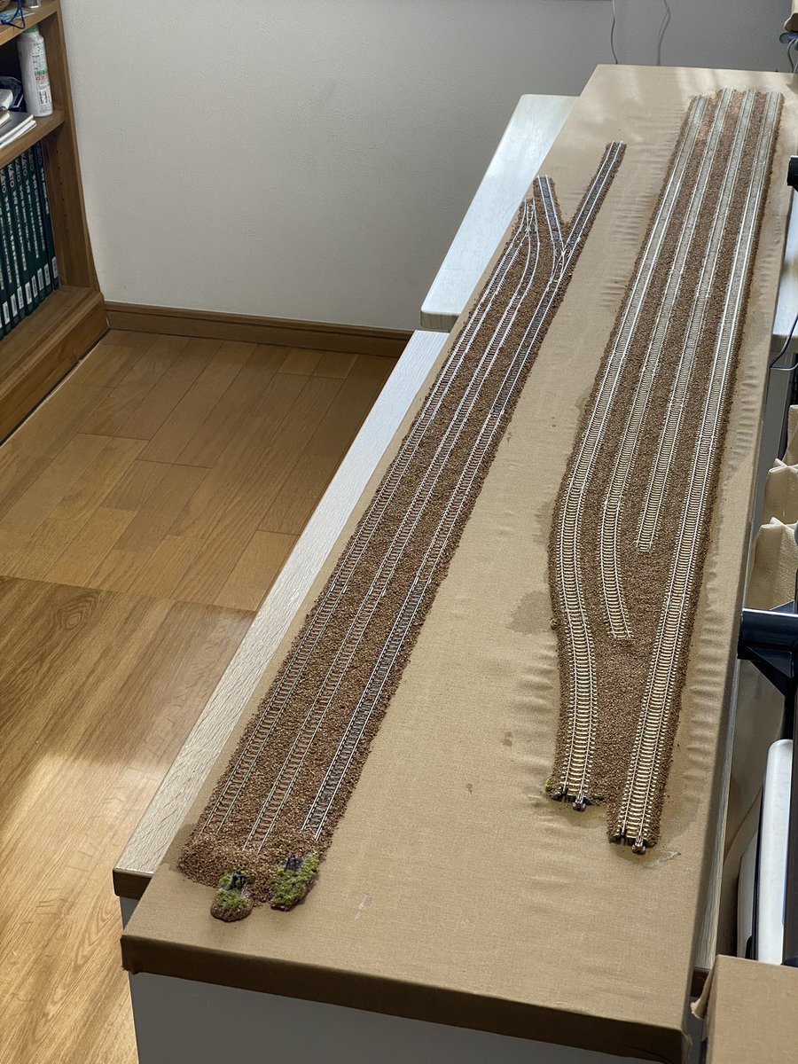 fugasat's tweet photo. 駅モジュールにダミーの引き込み線を設置。動力不調で休車状態の機関車と貨車を配置。
レールは旧トミックスの茶色レールを利用。一部は旧レイアウトから再利用してます。 https://t.co/Z4maxf7Pj9