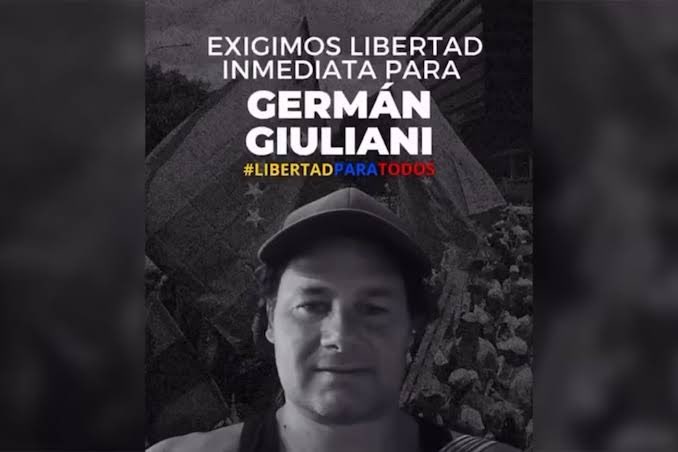 cheo070777's tweet photo. @Lucia65247437  🚨 GERMÁN GIULIANI: PRESO POLÍTICO EXTRANJERO EN VENEZUELA

Germán Giuliani permanece privado de libertad en Venezuela desde mayo de 2025. Su familia denuncia que desconoce los cargos que se le imputan y que no recibe información oficial suficiente sobre su estado ni sobre el proceso judicial.

Sus familiares también han denunciado torturas, aislamiento, condiciones degradantes y falta de garantías legales.

Su hermana expresó la angustia que vive la familia: “Al día de hoy no sabemos nada. Cada semana es una nueva incertidumbre.”

Una familia no puede vivir indefinidamente sin respuestas.

Exigimos información oficial, respeto a su integridad física y psicológica, debido proceso y garantías consulares.

¡Libertad para Germán Giuliani!
¡Libertad para todos los presos políticos en Venezuela!

#LibertadParaGermanGiuliani #PresosPolíticos #DDHH #Venezuela #QueSeanTodos
