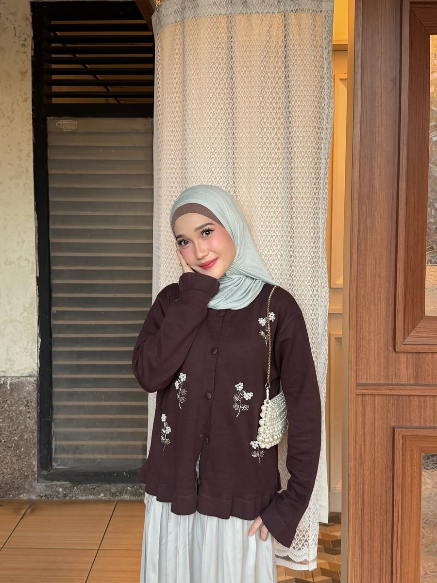grotesquelyfab's tweet photo. can cardigan be prettier than this?!! 🦫🌰
detail ruffle di cuff dan hem-nya sama sekali gak berlebihan, jadi bikin looknya keliatan pas dan manis. daaan beaded flowers-nya is the star of the show! bikin cardinya cantik maksimal 🍄‍🟫🍩 https://t.co/OvL7FCCNQM