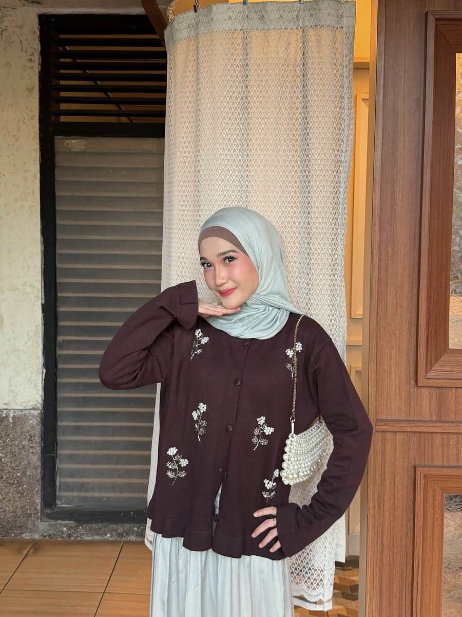 grotesquelyfab's tweet photo. can cardigan be prettier than this?!! 🦫🌰
detail ruffle di cuff dan hem-nya sama sekali gak berlebihan, jadi bikin looknya keliatan pas dan manis. daaan beaded flowers-nya is the star of the show! bikin cardinya cantik maksimal 🍄‍🟫🍩 https://t.co/OvL7FCCNQM