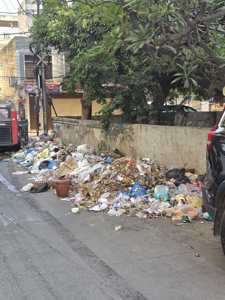 venkatramt's tweet photo. Street No 8 Himayath Nagar New Dumpyard @ZC_Khairatabad @TelanganaCMO  Expect Human Remains everything is dumped hear @kishanreddybjp garu @KTRBRS @cpi_telangana https://t.co/JdgHTBvusT