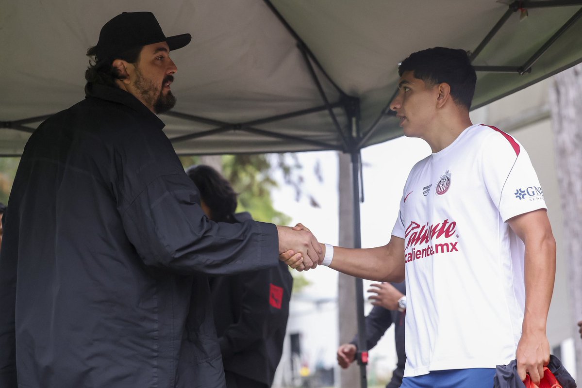 Chivas's tweet photo. 🇫🇷 ¡UNIDOS! 🇫🇷

#ClásicoTapatío 🐐 https://t.co/GNSKtlzjNG