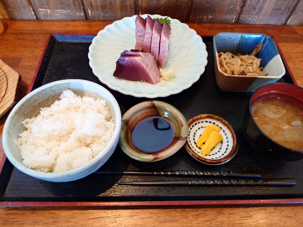 02poison0123's tweet photo. カツオ刺し定食
いつもより100円高かったが、納得の脂ののりと厚み https://t.co/Zq8Q0KTD2R