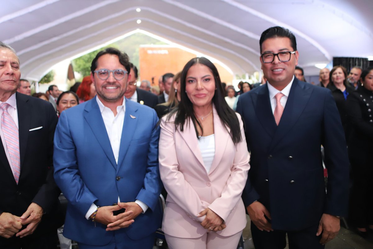 NestorCamarillo's tweet photo. Es un gusto acompañar a una gran mujer y Presidenta Municipal, @LupitaCuautleT, en su Segundo Informe de Gobierno a quien le reconozco su compromiso con #SanAndrésCholula.

Acompañado de @Agustin_TorresD, mi Secretario General, constatamos el buen gobierno de la Alcaldesa. https://t.co/CJzYdkDSdU